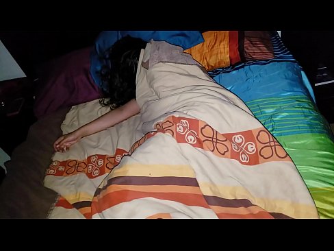 ❤️ Stepson ag bualadh lena leasmháthair óg agus í ina codladh. ❤ Gnéas ag ga.pornfuror.ru ☑